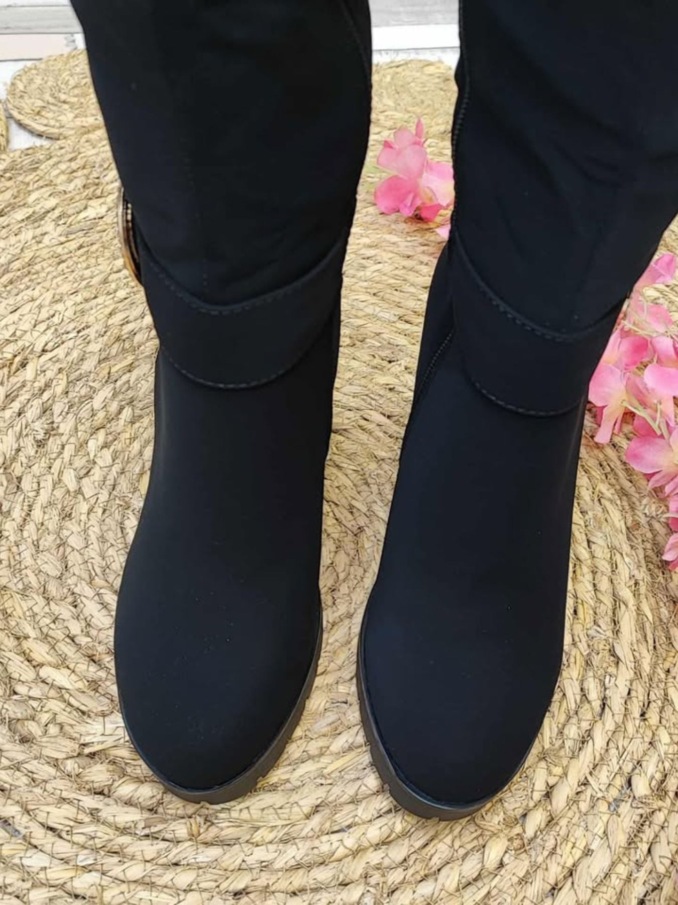 BOTA GABRIELA - NEGRO CON HEBILLA DORADA